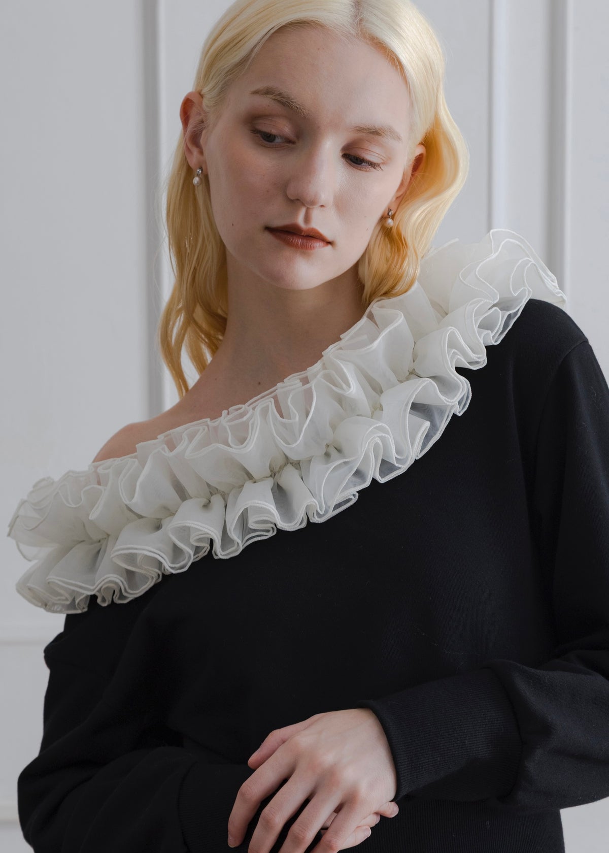 FRILL OFF SHOULDER PULLOVER