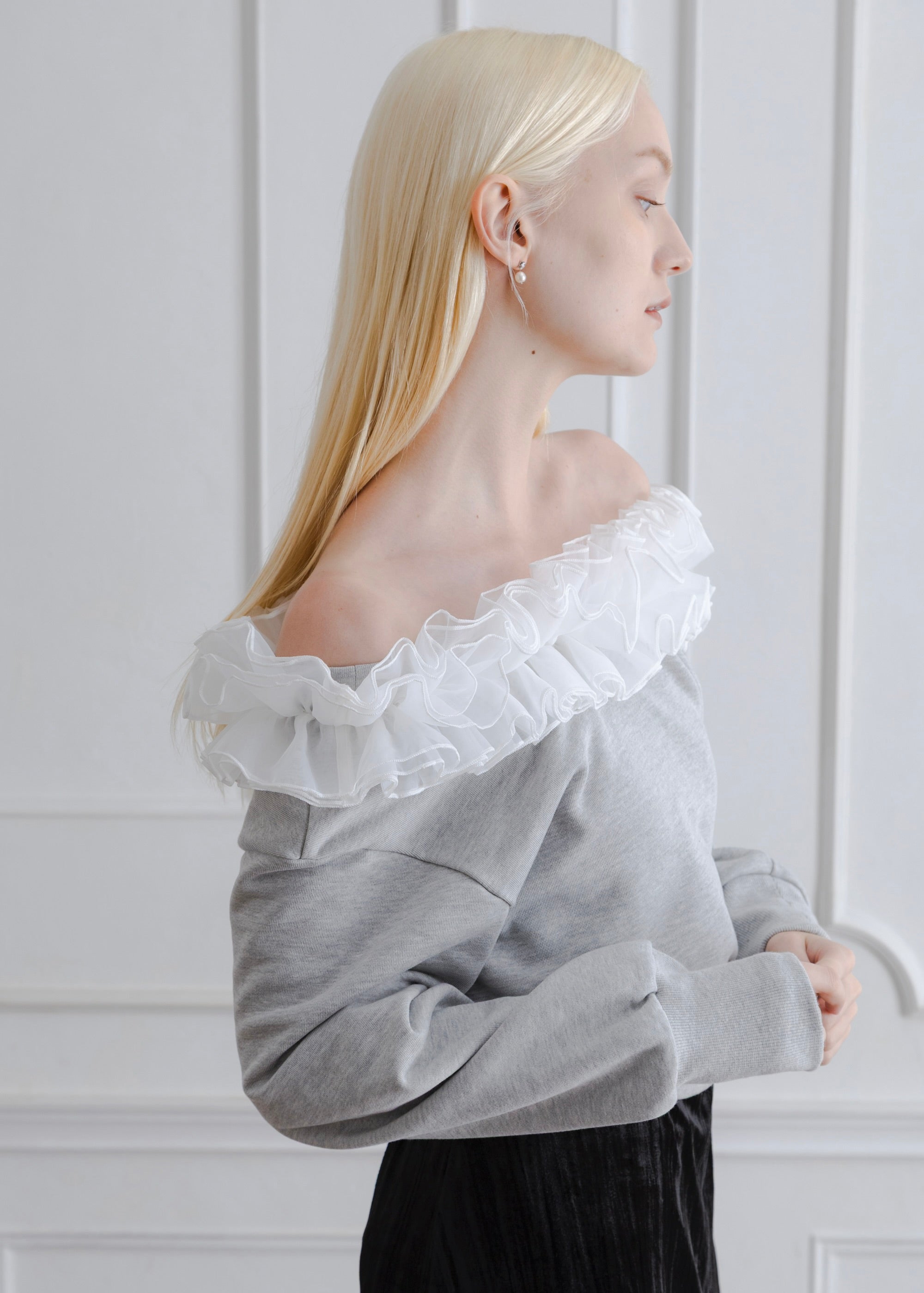 FRILL OFF SHOULDER PULLOVER