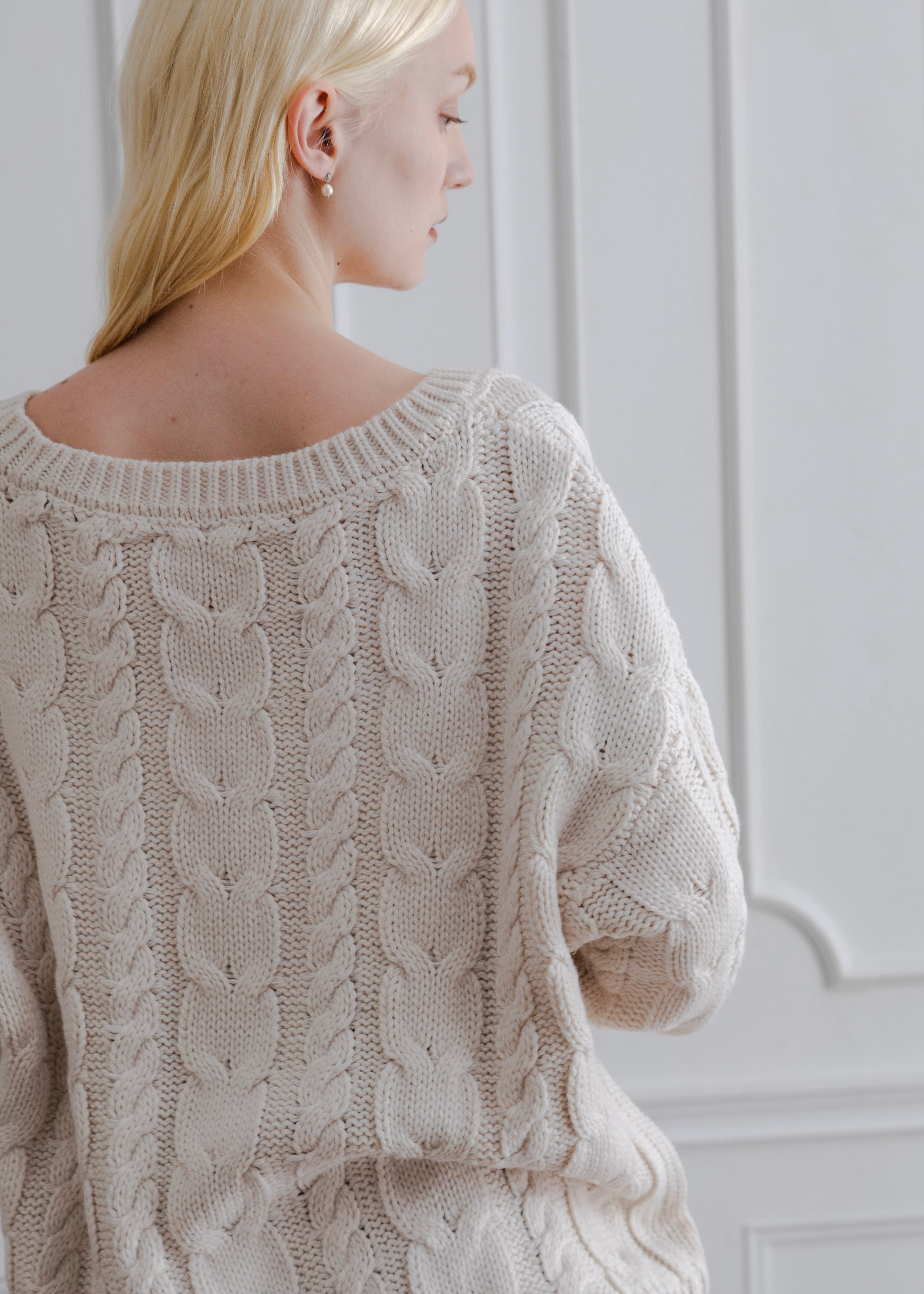 VNECK CABLE KNIT PULLOVER