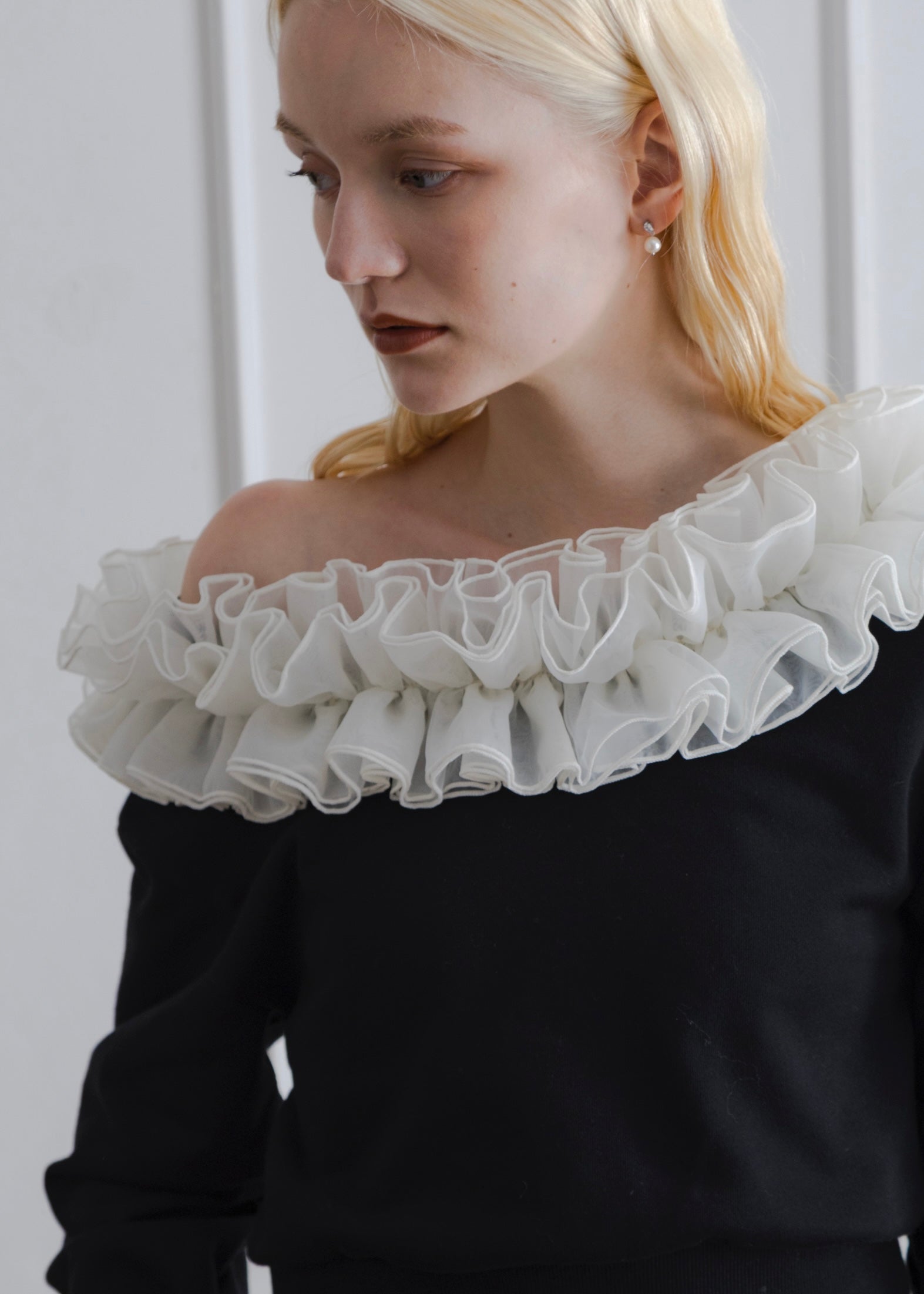 FRILL OFF SHOULDER PULLOVER