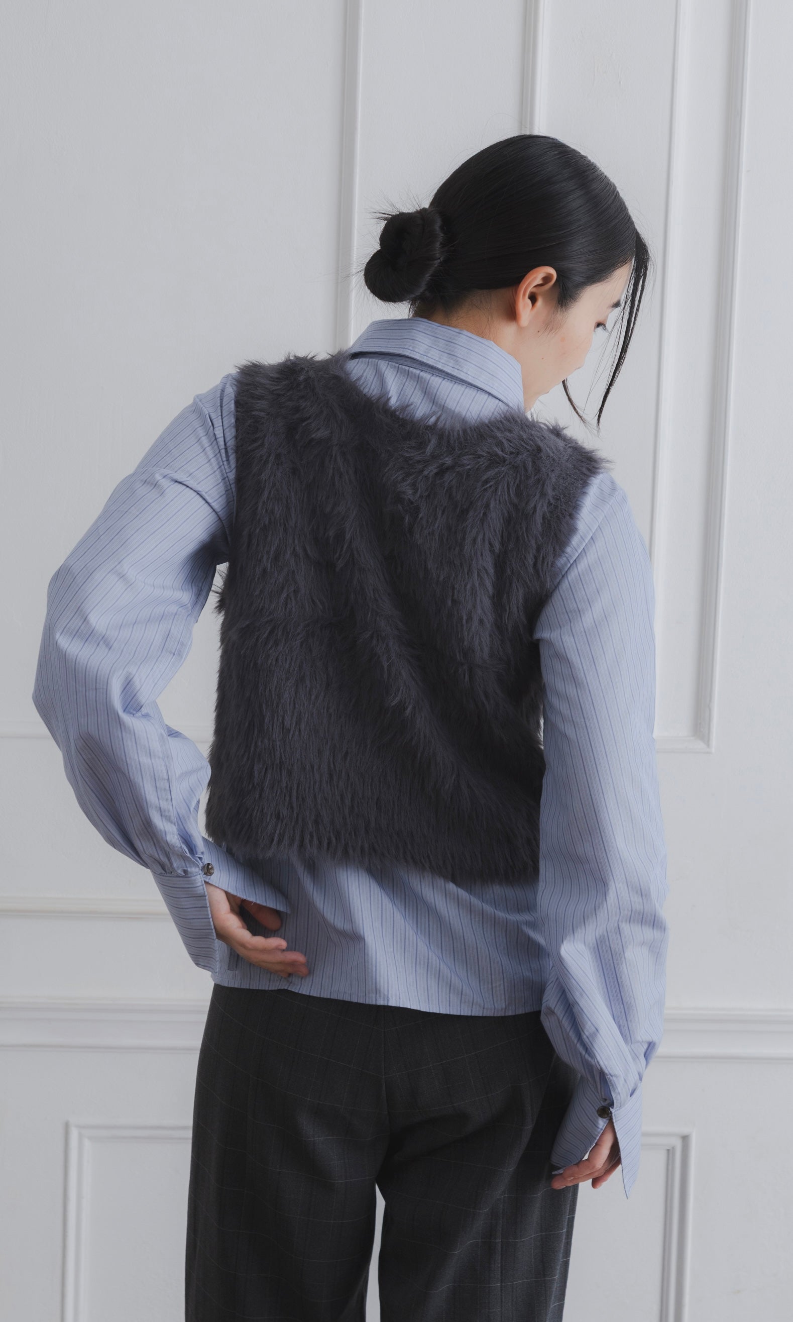 FEATHER YARN VEST