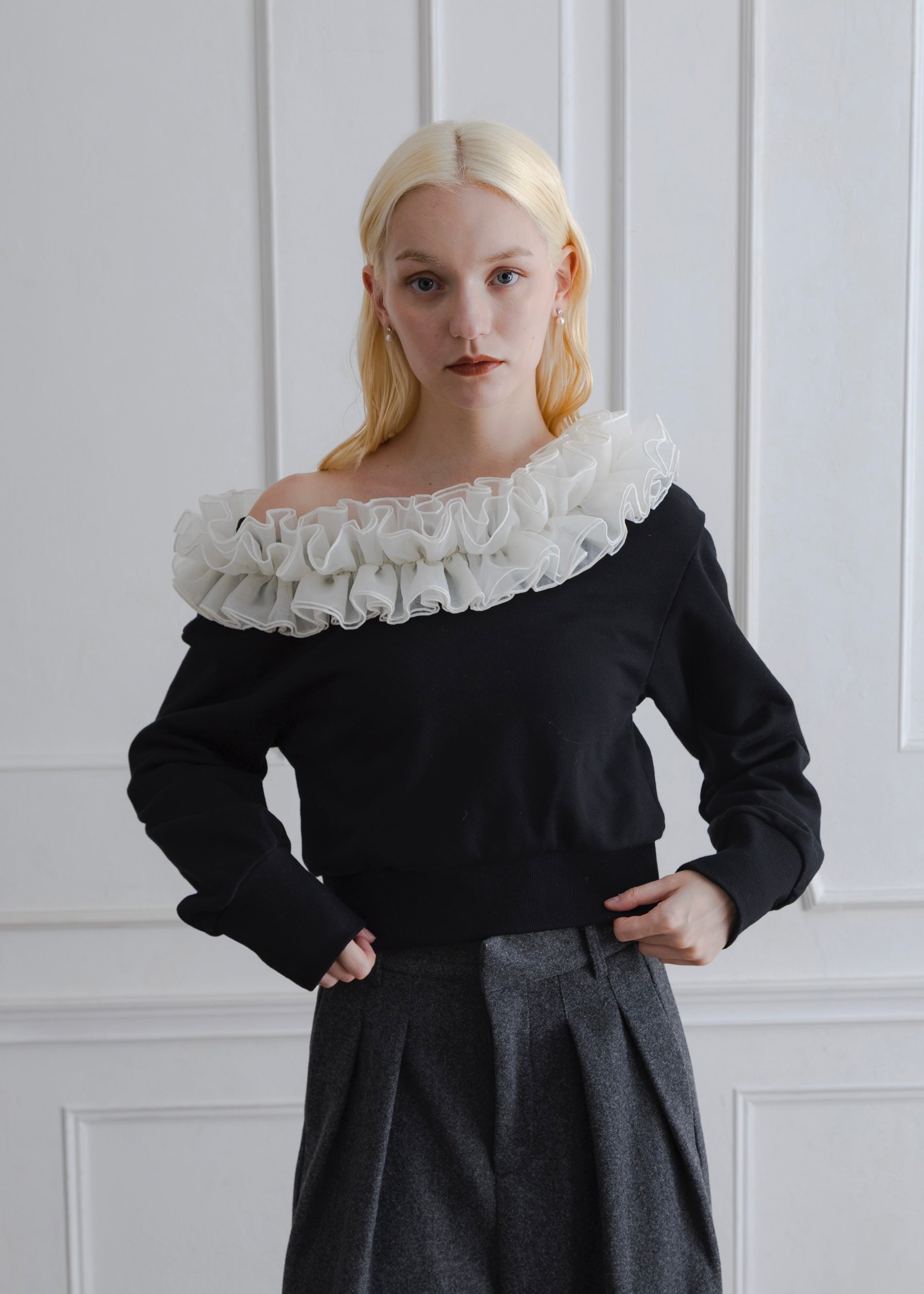 FRILL OFF SHOULDER PULLOVER