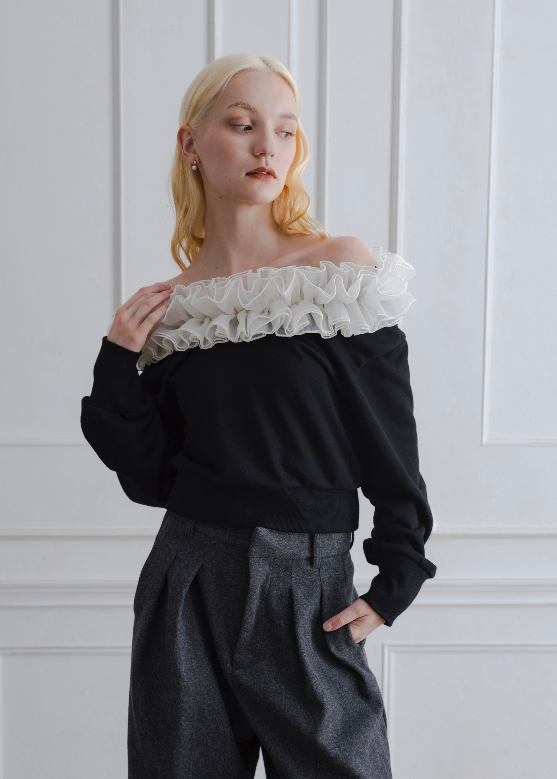 FRILL OFF SHOULDER PULLOVER