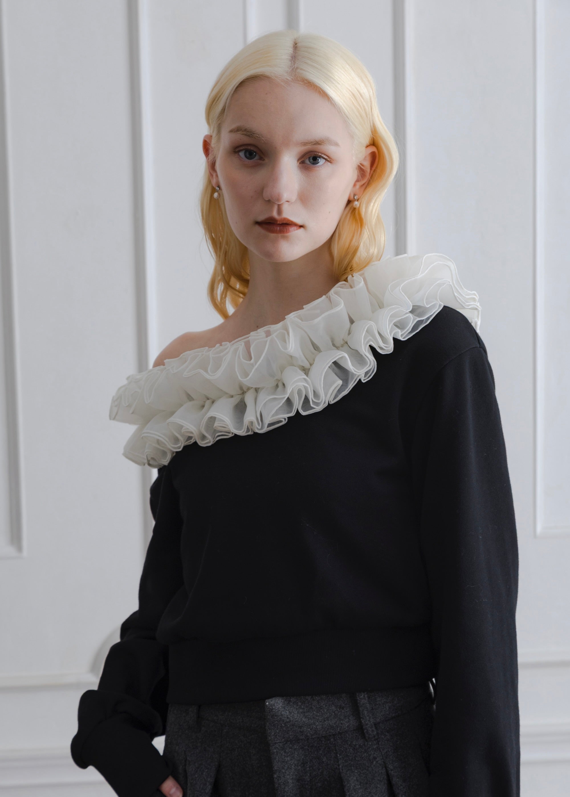 FRILL OFF SHOULDER PULLOVER