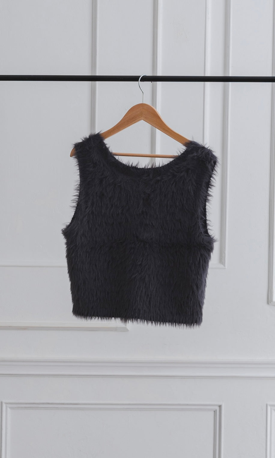FEATHER YARN VEST