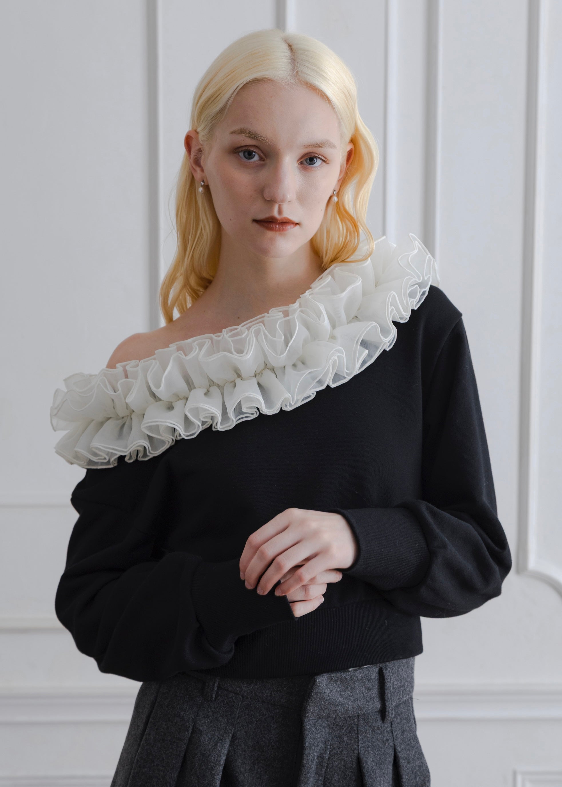 FRILL OFF SHOULDER PULLOVER