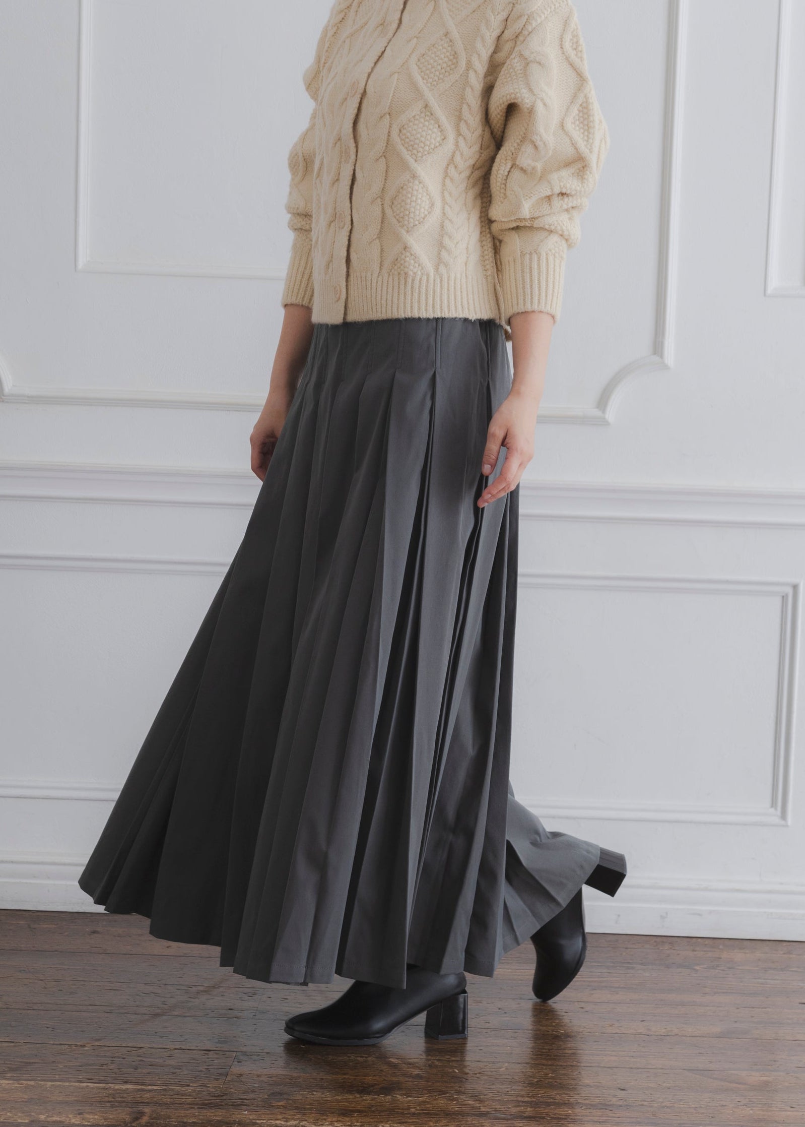 TUCK PLEATS SKIRT