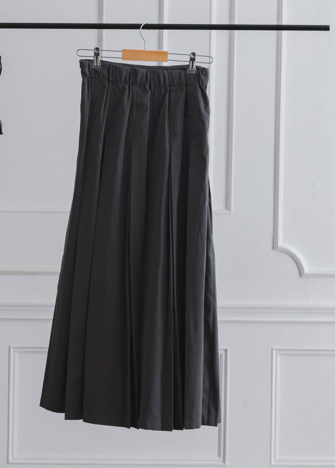 TUCK PLEATS SKIRT