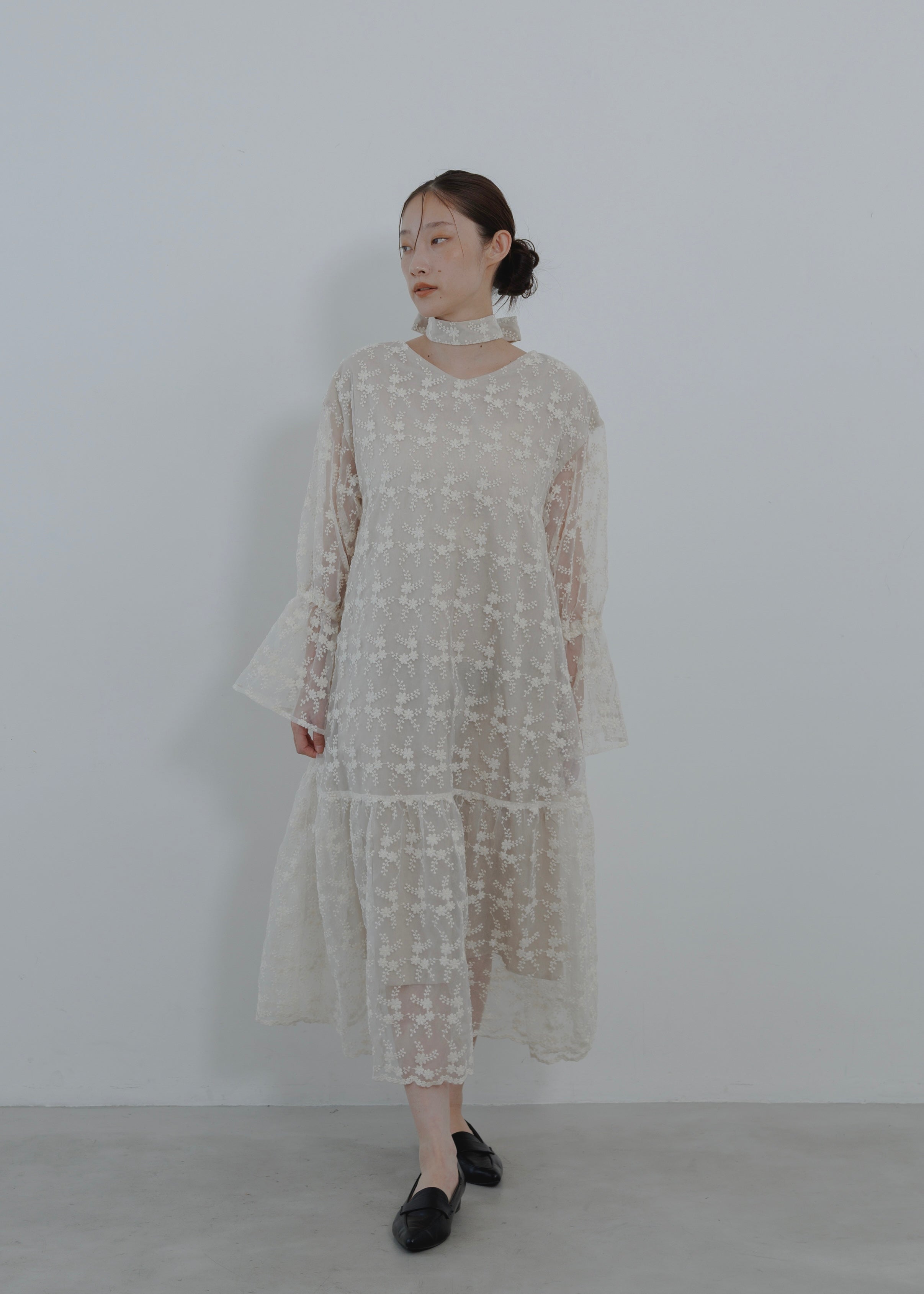 RIBBON TIE LACE DRESS