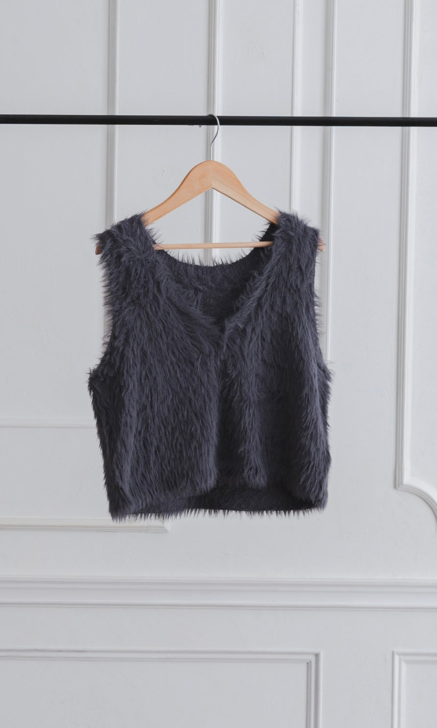 FEATHER YARN VEST