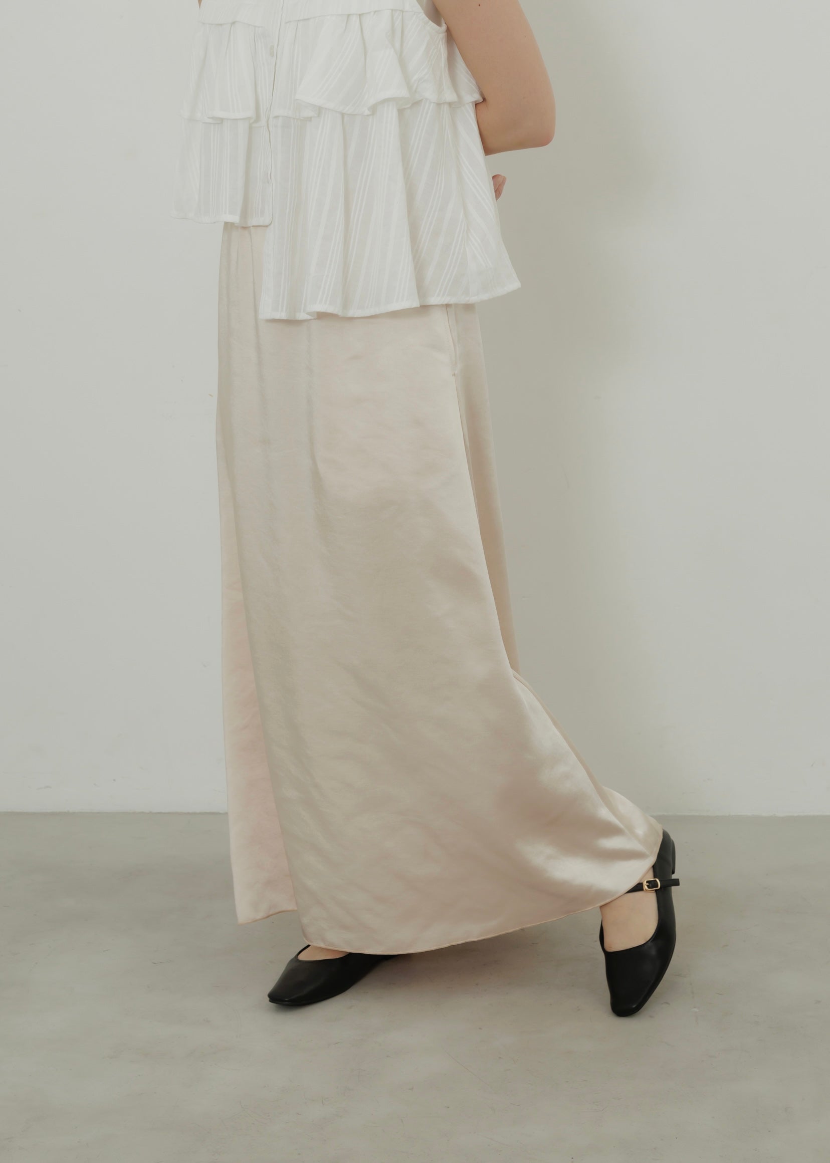 スカート satin flare skirt (ivory, size1)/ Acka satin flare skirt (ivory, size1)/ Acka