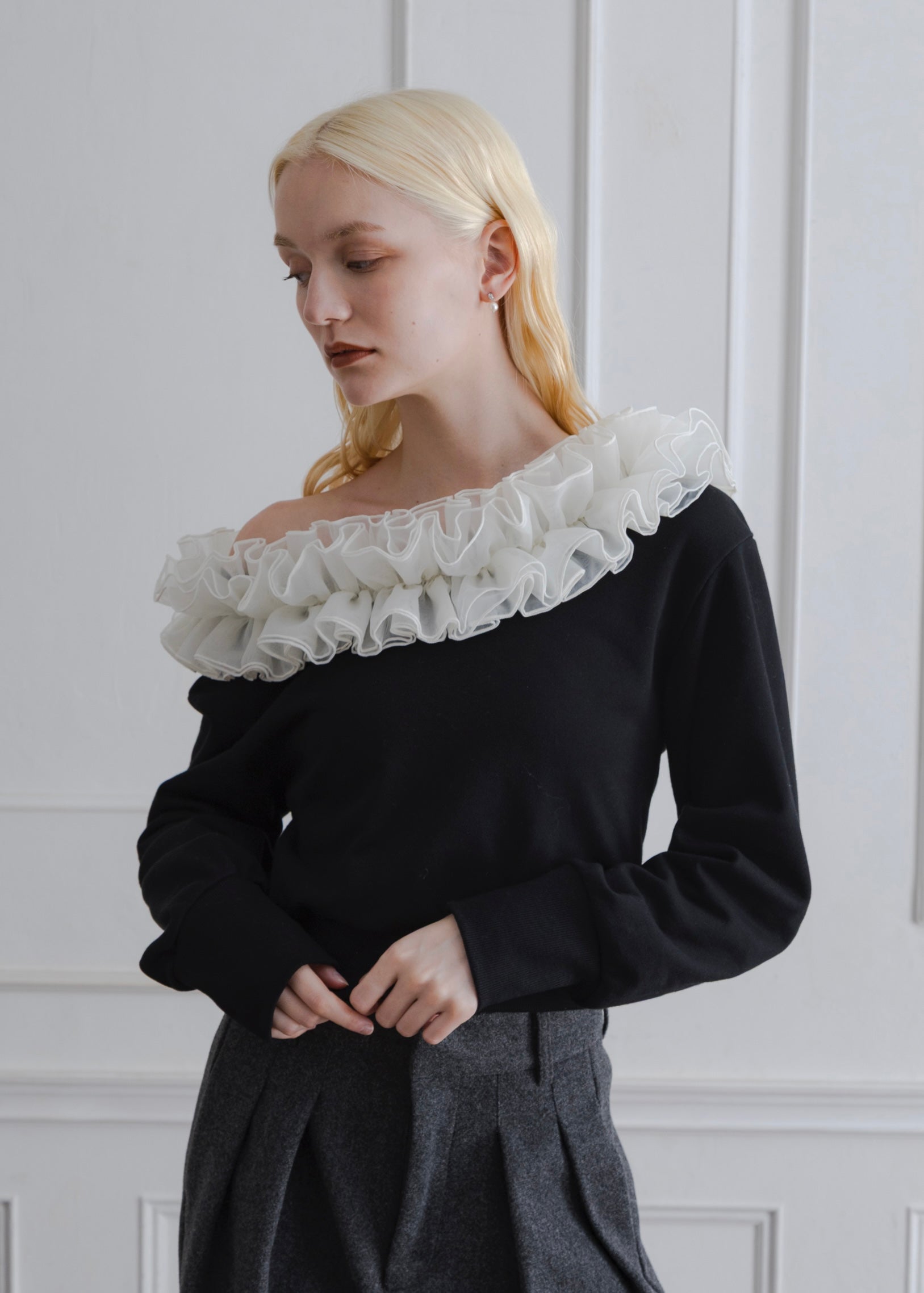 FRILL OFF SHOULDER PULLOVER