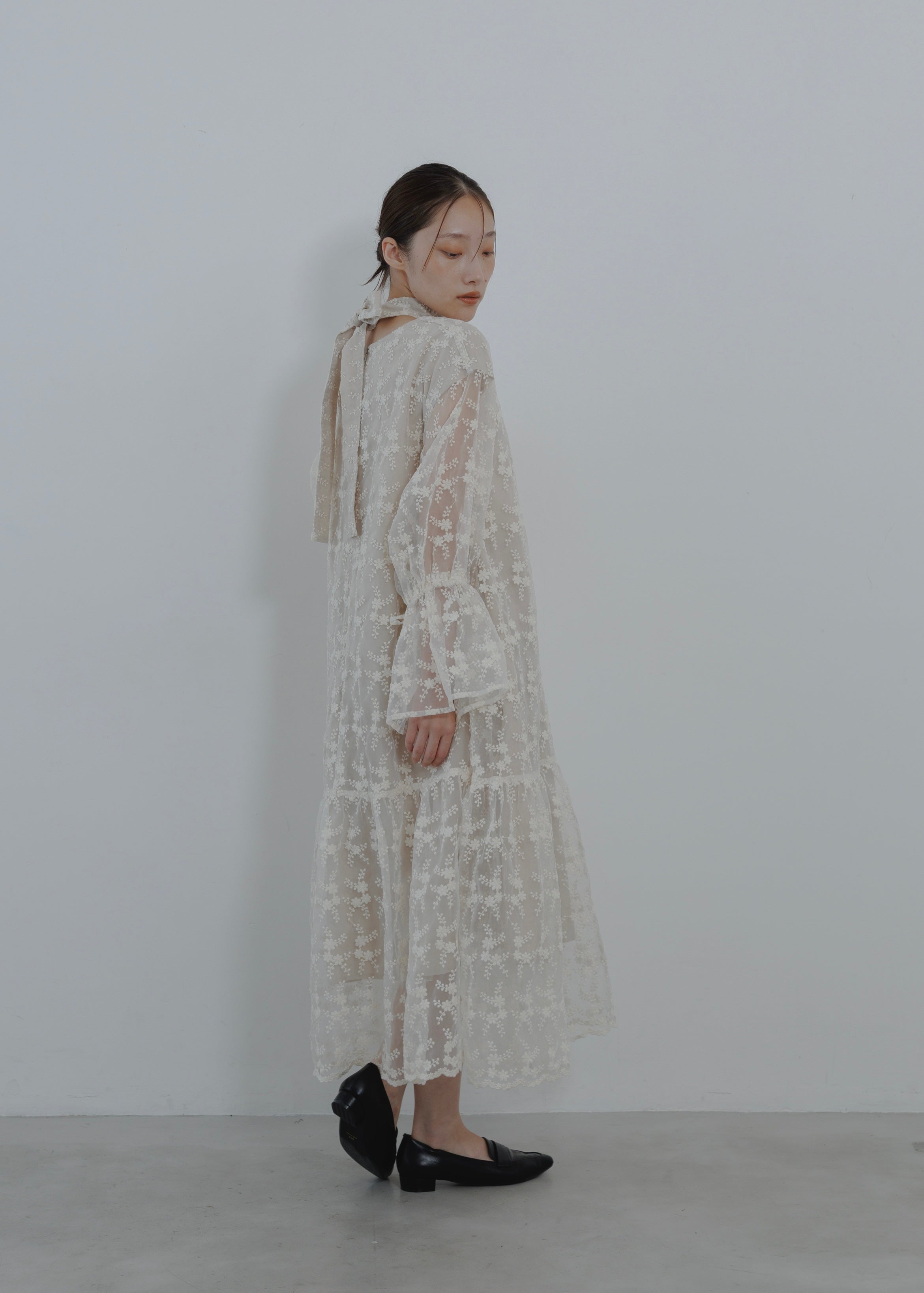 RIBBON TIE LACE DRESS