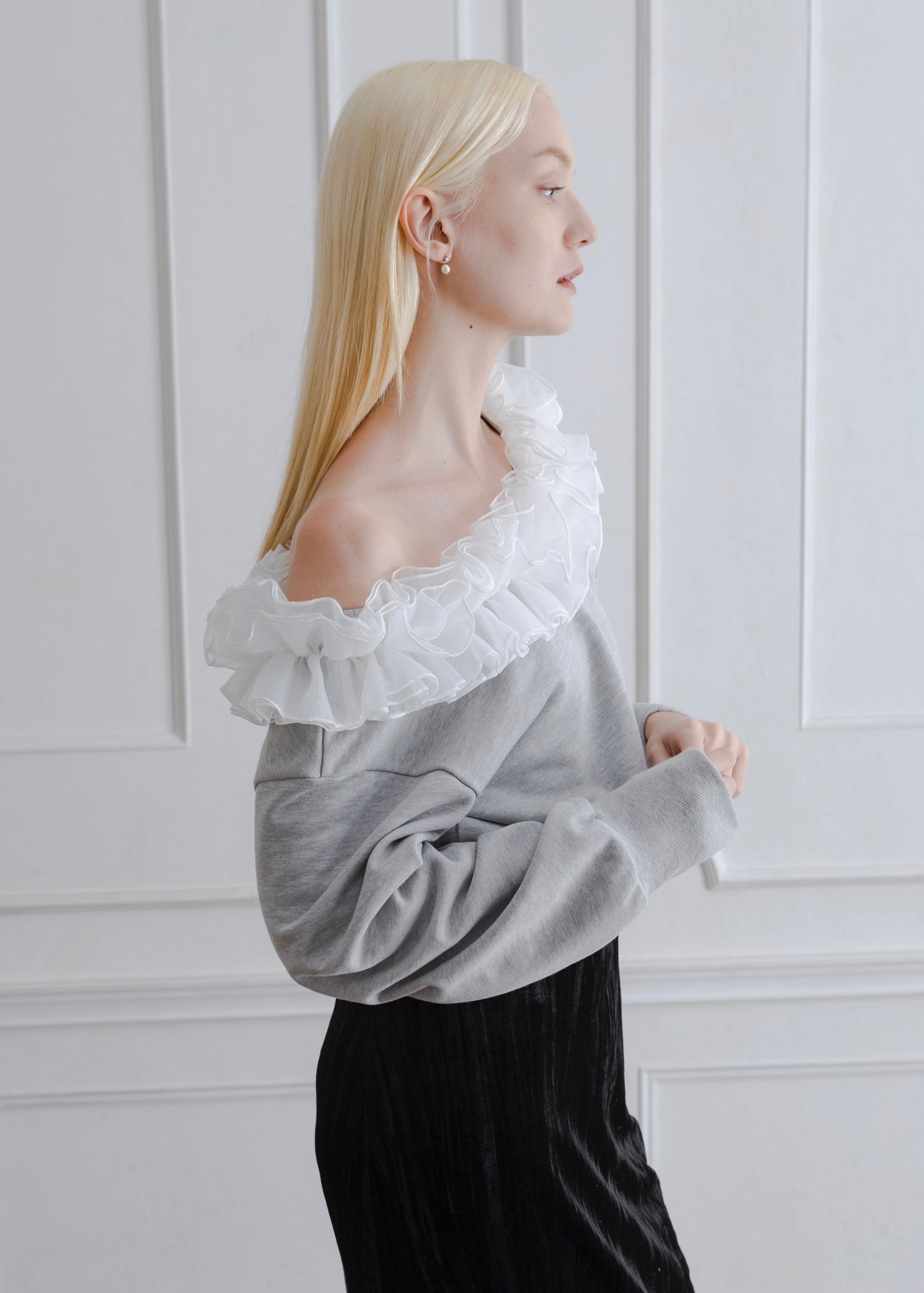 FRILL OFF SHOULDER PULLOVER